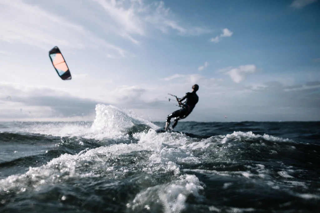 Kitesurfer in den Wellen