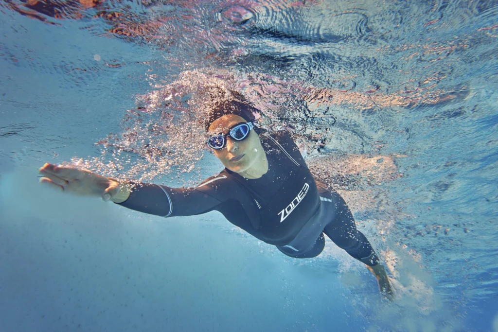 Triathlet schwimmt im Neoprenanzug