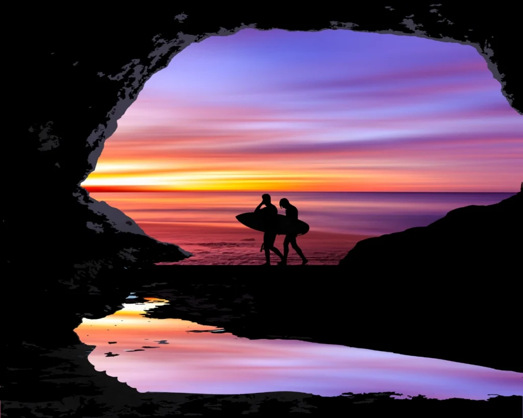 Surfer im Sonnenuntergang im Urlaub